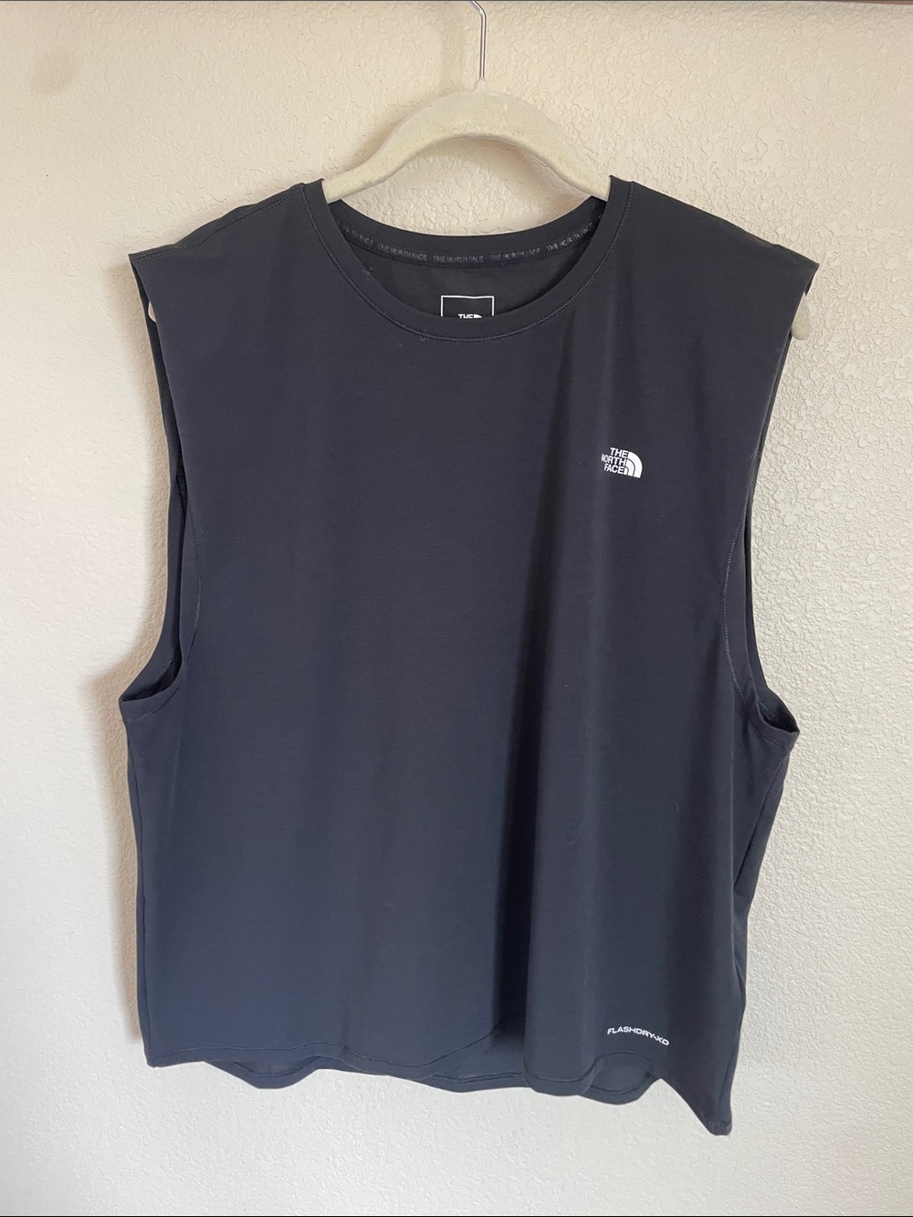 The North Face Black Women’s Sleeveless Muscle Tee L Logo Flashdry-XD Tank Top